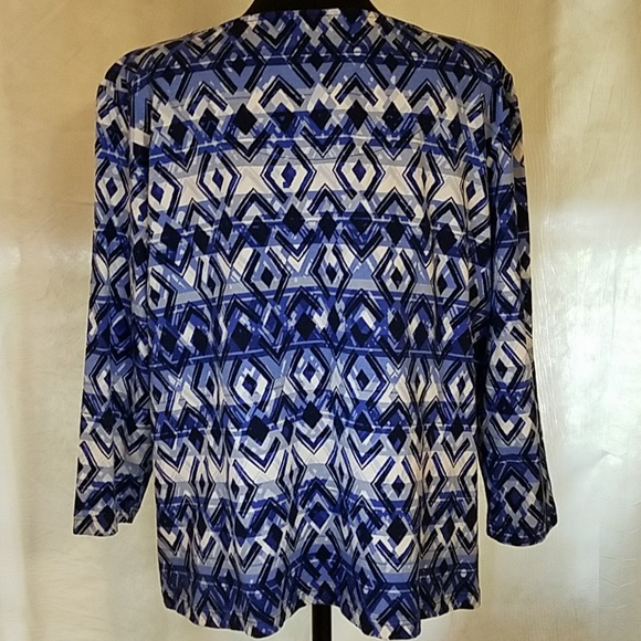 Blue and white 3/4th sleeve print top - Picture 3 of 4